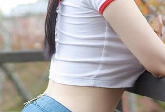 MFStar模范学院 – 私拍白衬衫,艾莉Evelyn的原图捕捉了她的“随意”,也藏着一点点戏谑。