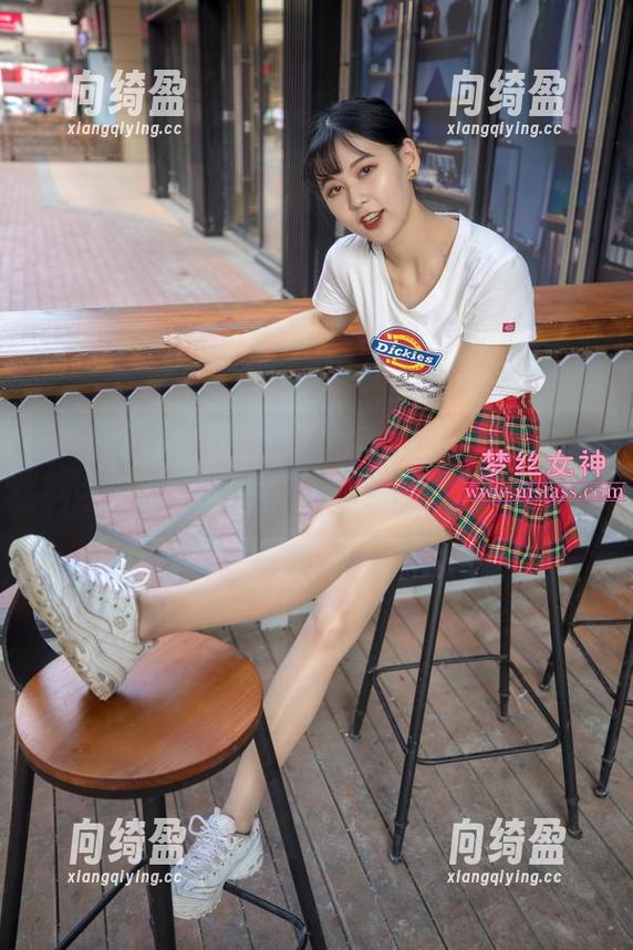 MSLASS梦丝女神-灵灵 MSLASS梦丝女神 - 灵灵的私拍作品,今天我们讨论一下“学校”的副业。