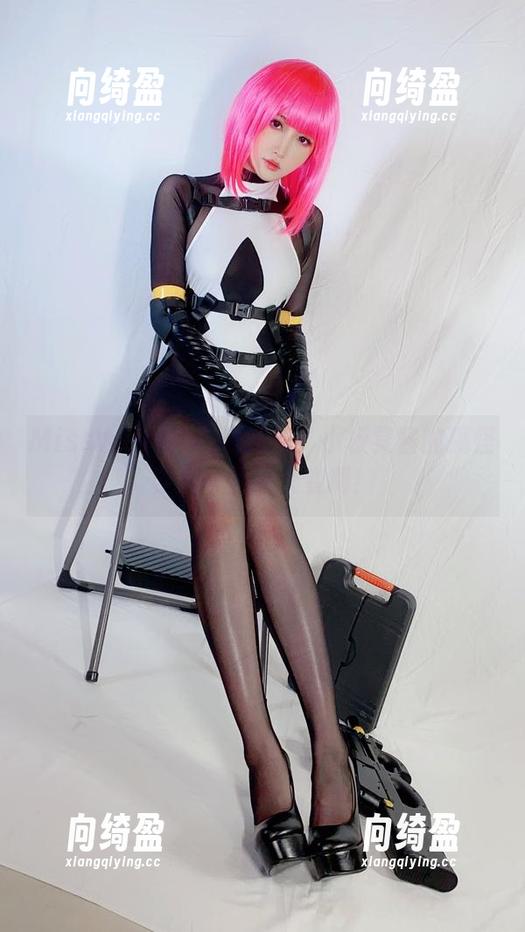 MissWarmJ在线新作：小板凳酱的搞怪姿态，画风大变啊！