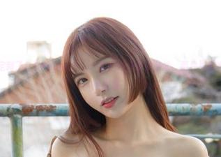 这组图片太定制了！Seoyool(서율)在白色海洋中游泳，而我默默在岸边捏着小熊软糖…