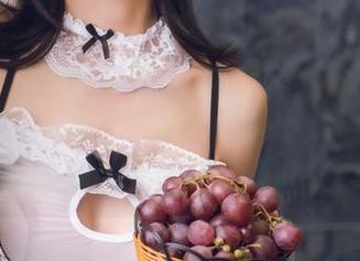 TouTiao头条女神 – JennyR展示的连衣裙套图，真以为走在红毯上，超级吸睛！我这什么也没有穿怎么办？
