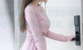 Xiuren秀人网 – 走马灯般的风格变化,拍黄瓜girl和她的棉袜图包,拯救你的审美!