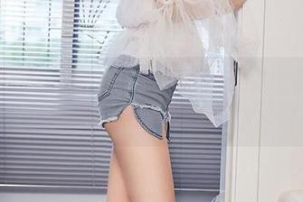 YouMi尤蜜荟 – 精选王若凡的办公室原图，喔，这姿势有点意思，轻松又自然。