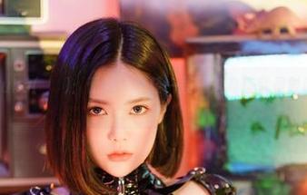图片里的Yuka(유카)：蕾丝，轻轻一捏，这简直就是时尚界的诱惑。