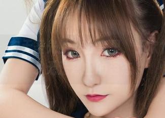 丽柜 – 在无圣光的办公室里,王欣竹换上了无法忽视的姿态