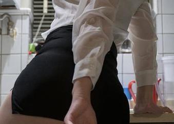 亚马逊鲶鱼的蓝毛衣黑丝开启了新次元，乱入美图图包的欢乐！