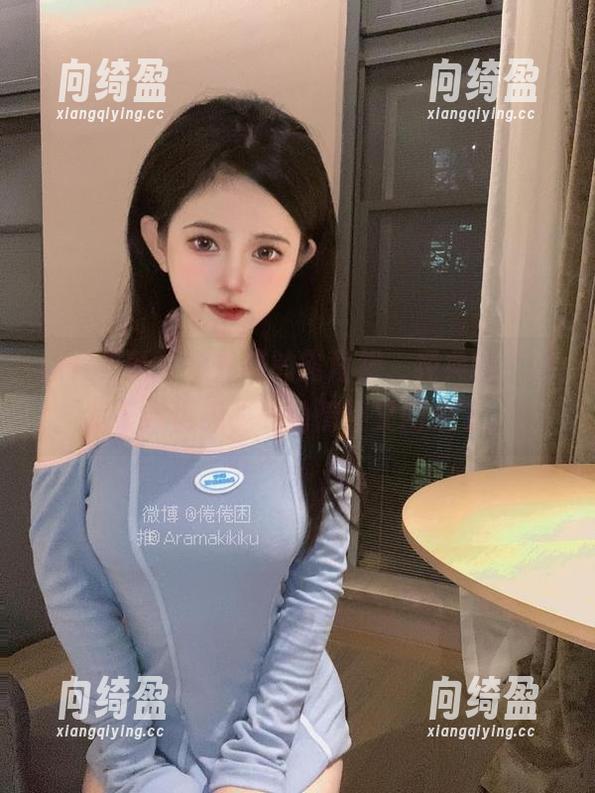 倦倦喵 图片更新:倦倦喵的露背裙,经典的“这裙子我也想要”的情怀又回来了。