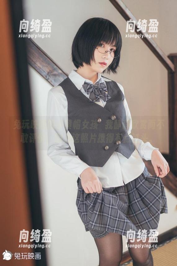 兔玩映画的小黄帽女孩؟我静静欣赏而不敢评价，因为这照片撩得有点过头。