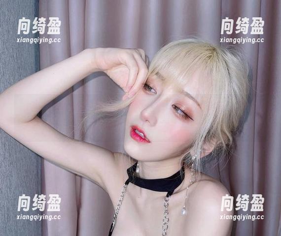 啾小妍Deer和她的婚纱套图，单身狗眼中闪烁着亮晶晶的心碎之光！