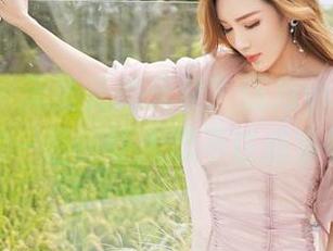 嗲囡囡 – 无圣光的天使?伍月yuer图集中这样的一面,让人忍不住想多看几眼。