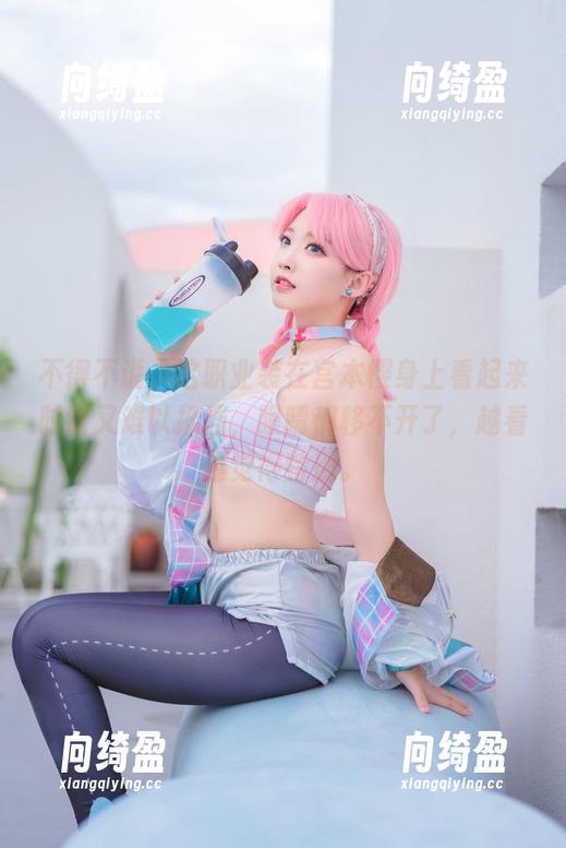 宫本樱 不得不说,这职业装在宫本樱身上看起来时髦又难以抵挡,眼睛都移不开了,越看越觉得特别。