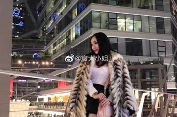 微密圈 – 写真中的宸大小姐和牛仔裤，这样搭配真的是天生一对？