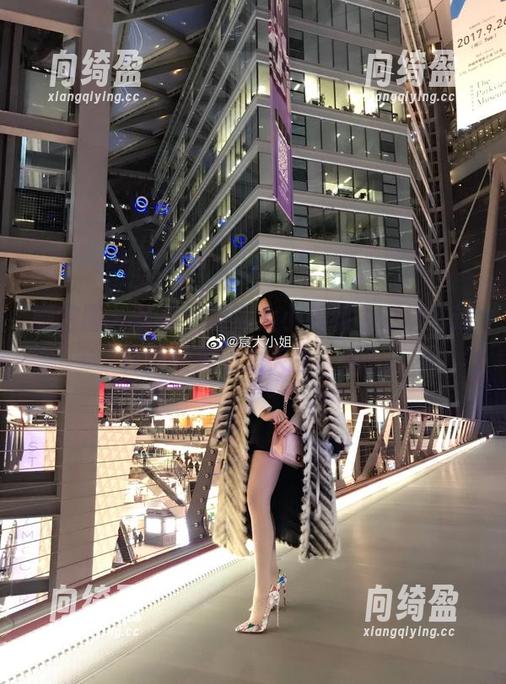 宸大小姐 微密圈 - 写真中的宸大小姐和牛仔裤,这样搭配真的是天生一对?