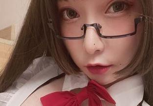 小泉学姐吖体验穿礼服的神奇，图集免费拿，心碎现场无法自持。