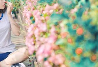 推女神 – 在潇同学的教室,学习上课不如看资源的写真集有趣!