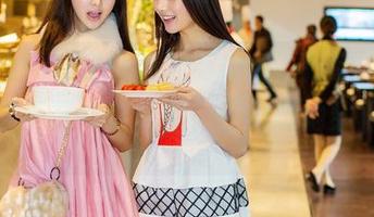 推女神 – 程彤颜的礼服套图：好吧，虽然我说过不喜欢这个款，但好像她穿得还行。