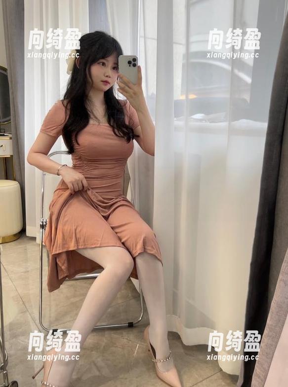 是依酱呀带来的清纯写真，精选的姿态让人感叹琐碎又自然