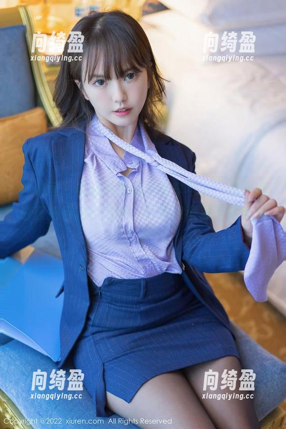 秀人网 - 在泳池里洒水的李可儿，是不是也在拍自拍？来吧，原图和资源等你来发现哦！