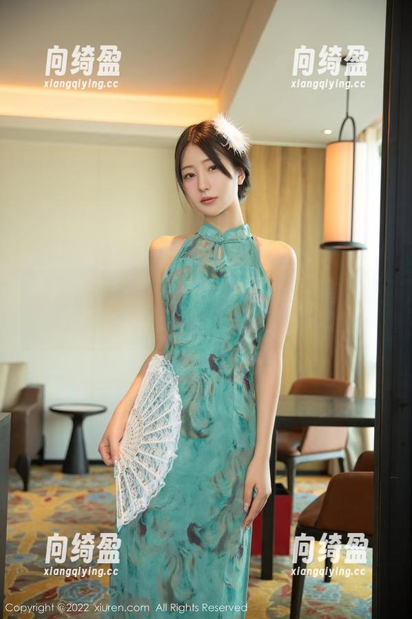 秀人网 - 在美昕Yumi的照片里，短裙不再只是服装，而是私房记忆的一部分。