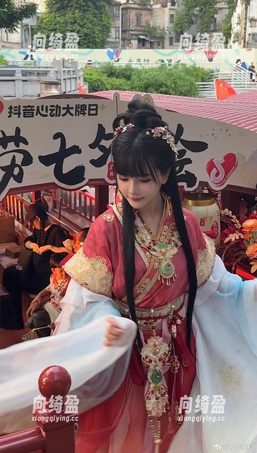 捉住秋山AkI的女友不说，原图里满是小惊喜！