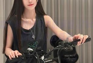 风女气质?私房图包中的腐团儿Ikaros真是让人心含戚戚