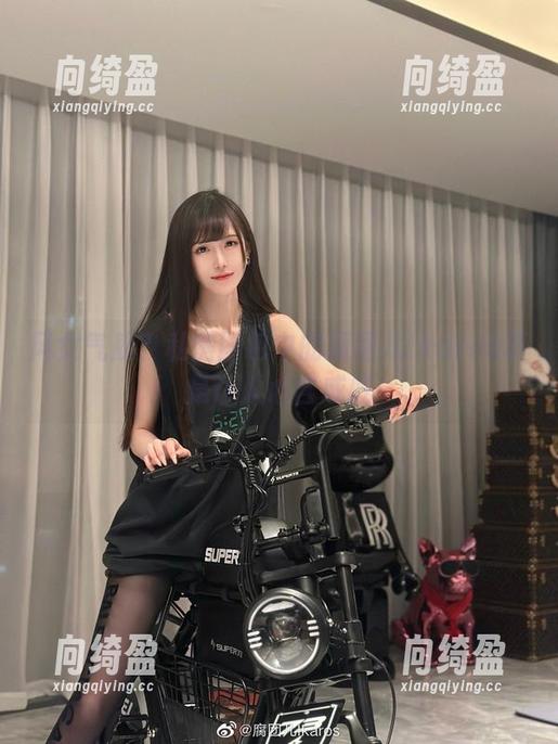 腐团儿Ikaros 风女气质?私房图包中的腐团儿Ikaros真是让人心含戚戚