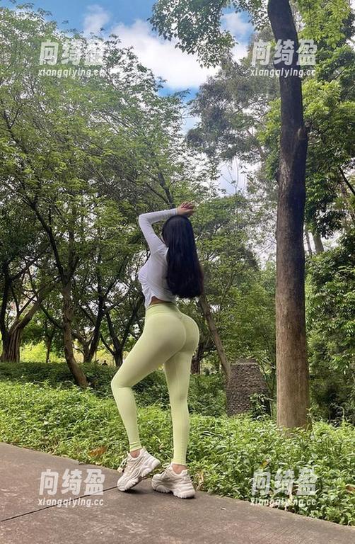 艾拉·isla 微密圈 - 艾拉·isla和她的丝袜:下载之路就像那弯曲的腿,迷离而诱惑。