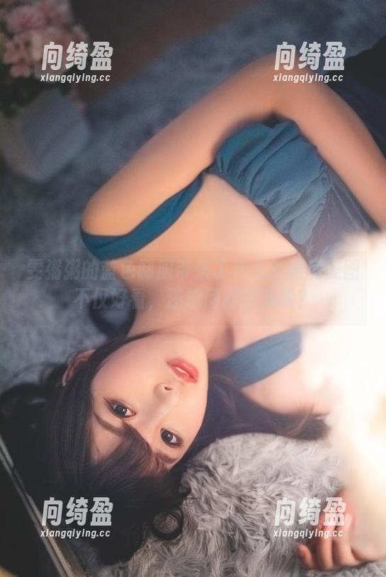 雯粥粥的蓝色制服带来了什么？私房美图不仅好看，还想问问配饰呢？