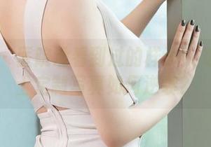 青豆客 – 医院没看到过的样子!刘钰儿护士定制写真如何逆袭?