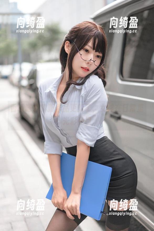 香草喵露露新作品更新了，女神在日常里光彩夺目